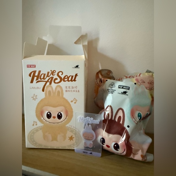 NWT LABUBU ZIZI 100% Authentic THE MONSTERS - HAVE A SEAT VINYL PLUSH BLIND BOX - Picture 1 of 8